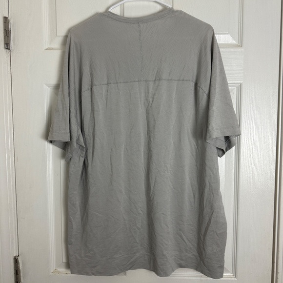 Lululemon Athletic Lightweight Henley Gray Short Sleeve Shirt Men Size 2XL - Picture 3 of 6